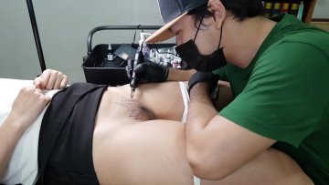 Tatuador seduce cliente folla