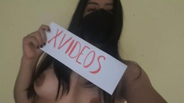 Sexy jovencita latina seduce encantos